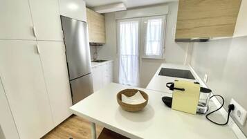 Frigorífico, microondas, horno y lavavajillas