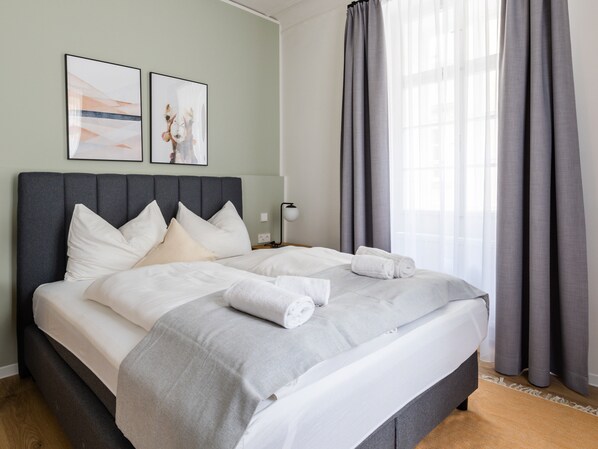 One-Bedroom Comfort Suite | Decoración personalizada y muebles diferentes 