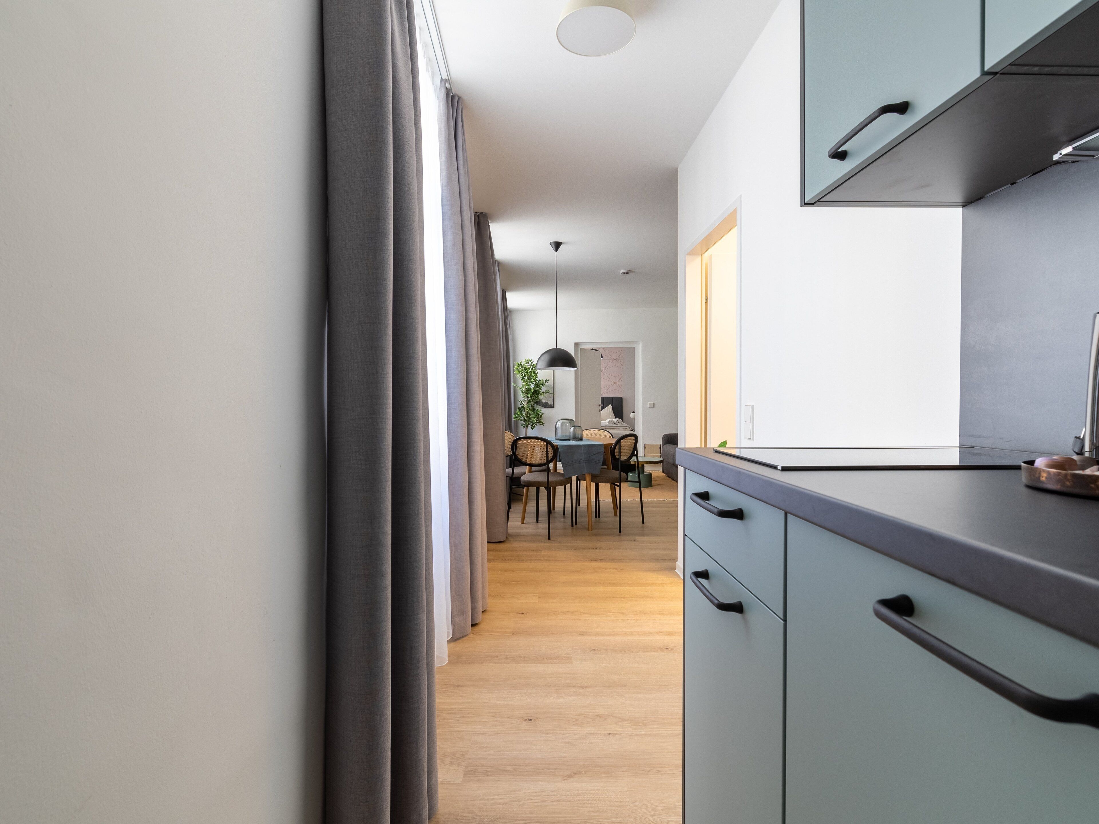 Una cocina moderna con armarios grises y encimera de madera.