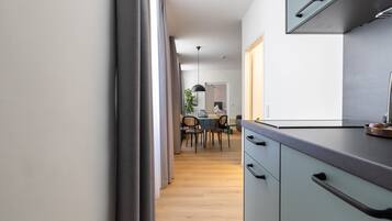 Una cocina moderna con armarios grises y encimera de madera.