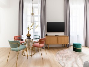 Autograph One-Bedroom Suite | Área de sala de estar | Smart TV de 50 pulgadas con canales vía satélite y televisión 