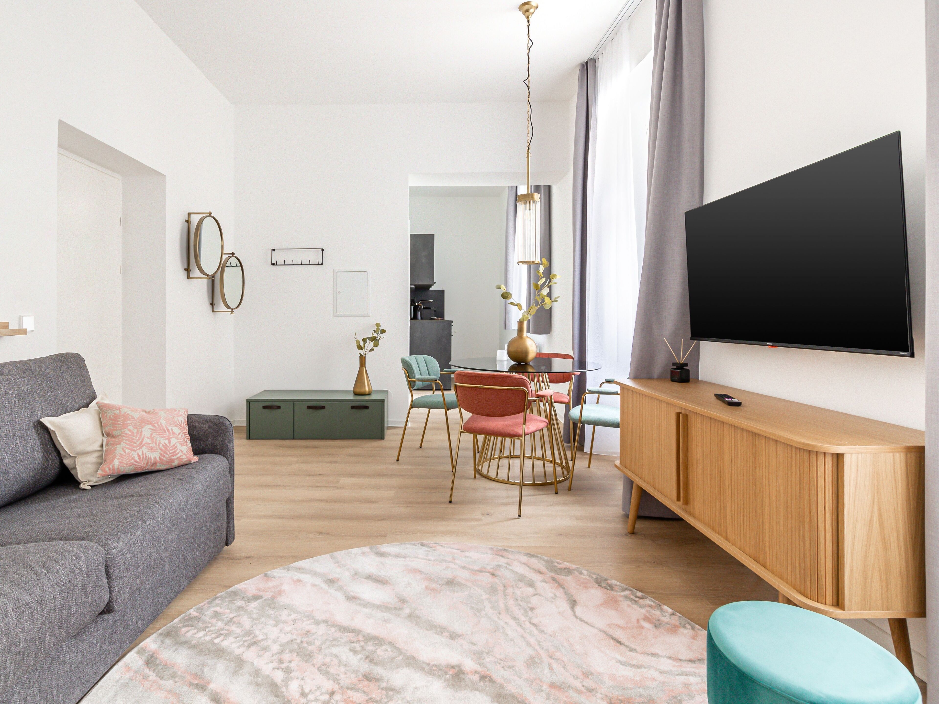 Autograph One-Bedroom Suite | Área de sala de estar | Smart TV de 50 pulgadas con canales vía satélite y televisión 