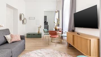 Autograph One-Bedroom Suite | Área de sala de estar | Smart TV de 50 pulgadas con canales vía satélite y televisión