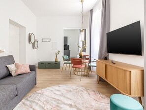 Autograph One-Bedroom Suite | Opholdsområde | 50-tommers smart-tv med satellitkanaler, tv