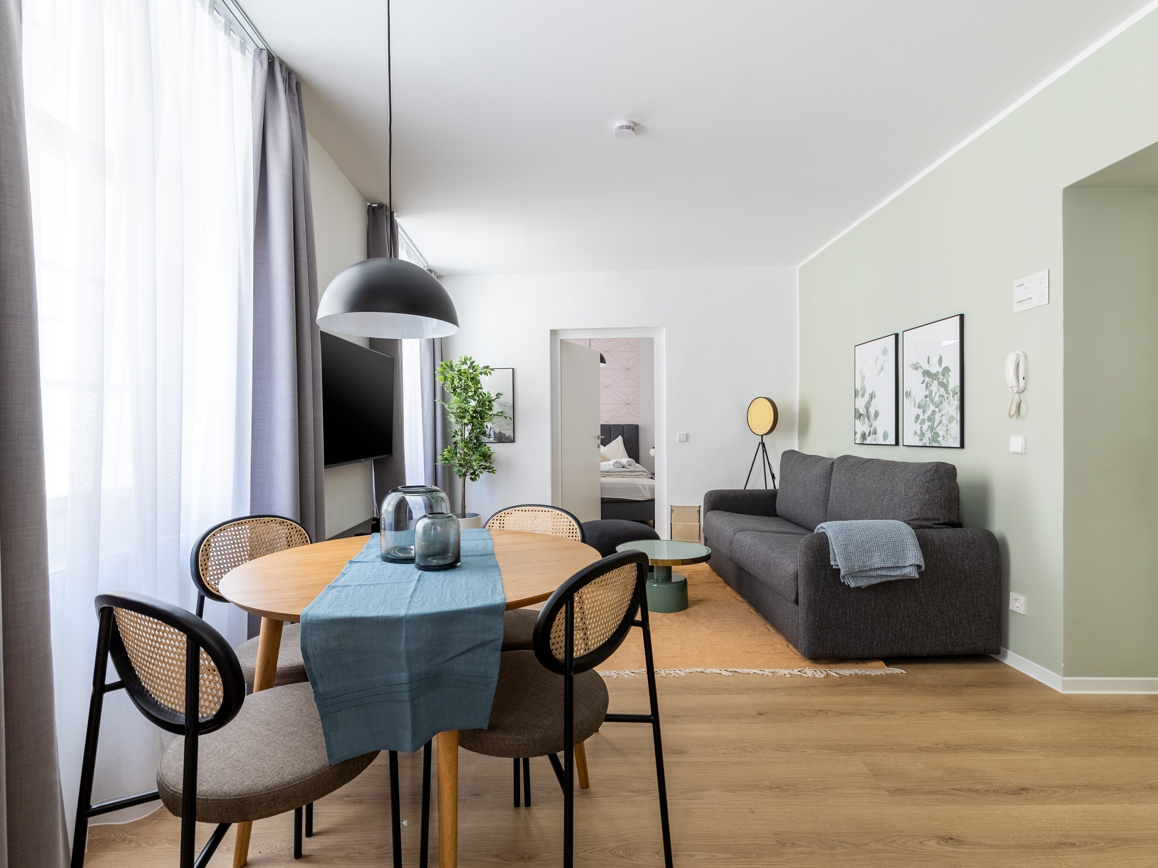 One-Bedroom Suite | Wohnbereich | 50-Zoll-Smart-TV mit Satellitenempfang, Fernseher
