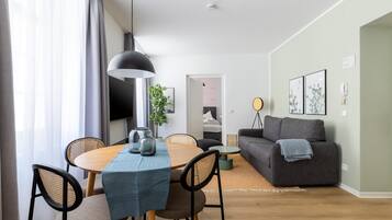 One-Bedroom Suite | Wohnbereich | 50-Zoll-Smart-TV mit Satellitenempfang, Fernseher