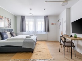 Suite with disability access | 特色装修、特色家居、笔记本电脑工作区、遮光窗帘