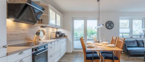 Fridge, oven, stovetop, dishwasher