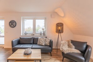 Een televisie en een stereo