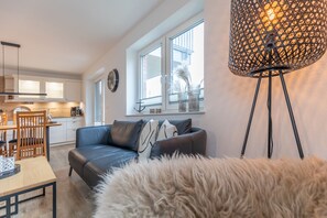 Een televisie en een stereo