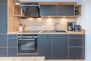 Fridge, oven, stovetop, dishwasher
