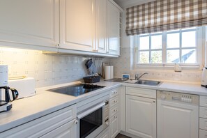 ثلاجة، ميكروويف، موقد طهي مسطح، غسالة أطباق