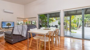 Dining - Mobys Resort 35 @ Boomerang Beach (Boomerang Beach)