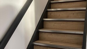 Eine Holztreppe mit Metallgeländern.