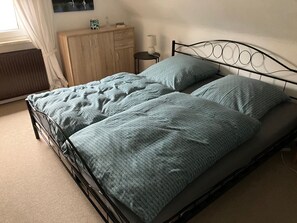 3 bedrooms, desk, free WiFi, bed sheets