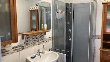 Dusche, Haartrockner, Handtücher, Seife