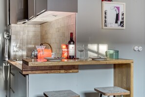 Réfrigérateur, four, lave-vaisselle, cafetière/bouilloire