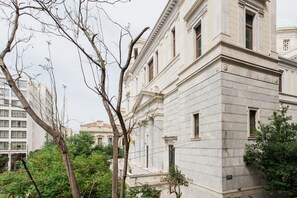 Un bâtiment de style classique, doté d’une façade symétrique, de grandes fenêtres et d’une entrée centrale.