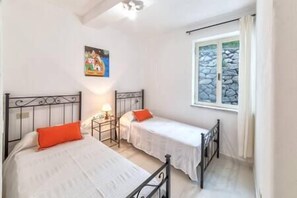 2 soverom, strykejern/-brett, reiseseng for barn og wi-fi