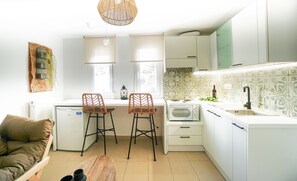 Kjøleskap, kaffetrakter/tekoker, vannkoker og brødrister