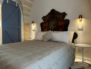 2 عدّة غرف نوم وخزنة داخل الغرفة ومكتب وخدمة الإنترنت