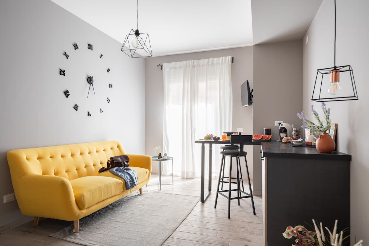 Suite Deluxe | Area soggiorno | TV a schermo piatto 52 pollici con canali digitali, TV, stampante