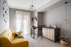 디럭스 스위트 | 거실 공간 | 디지털 채널 시청이 가능한 52인치 평면 TV, TV, 프린터