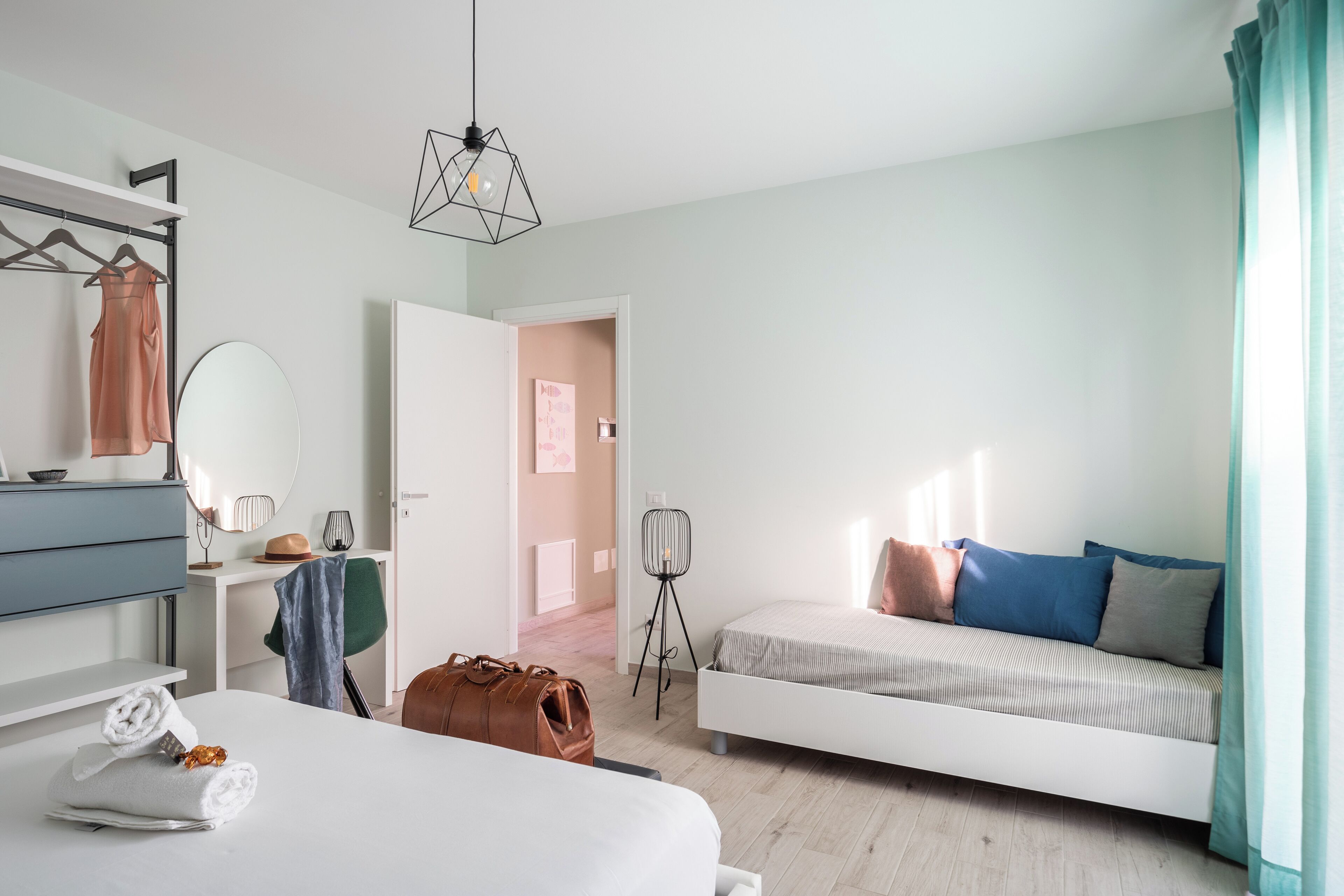 Une chambre à coucher moderne, avec un lit, une table de chevet et un bureau avec une chaise.