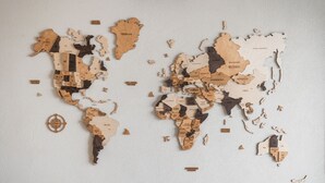 Un puzzle a forma di mappa del mondo, con tessere che raffigurano diverse nazioni.