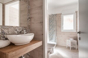 Suite Deluxe | Salle de bain | Douche, douche cascade, articles de toilette (gratuits)