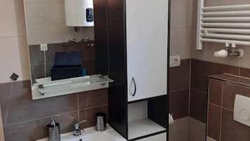 Apartment (One Bedroom Apartment with Sauna) | Bathroom | Shower, towels