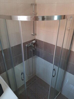 Apartment (One Bedroom Apartment with Sauna) | Bathroom | Shower, towels - Apartment Kupre (Slavonski Brod)