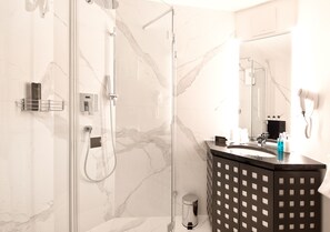 Design Double Room | Bathroom | Separate bathtub and shower, deep-soaking bathtub, hair dryer, towels - Hotel Restaurant zur Sonne (Sissach)