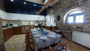 Dining - Maisons des Fleurs, villa with pool in northern Portugal (Sande)