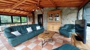 Smart TV, fireplace - Maisons des Fleurs, villa with pool in northern Portugal (Sande)