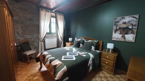 7 bedrooms, desk, iron/ironing board, travel crib - Maisons des Fleurs, villa with pool in northern Portugal (Sande)