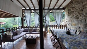 Outdoor dining - Maisons des Fleurs, villa with pool in northern Portugal (Sande)