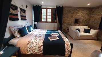 7 bedrooms, desk, iron/ironing board, travel cot