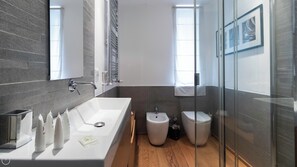 Apartment (1 Bedroom) | Badezimmer | Dusche, Bidet