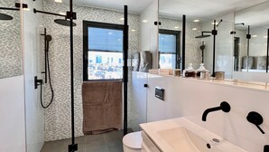 Deluxe Apartment | Bathroom | Shower, hair dryer, towels, soap - High End & City View by FeelHome (Tel Aviv)