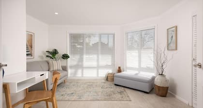 Classic Chic on Olive - Chic two bedroom apartment close to the city centre
