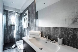 Shower, hair dryer, bidet, towels