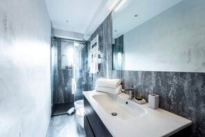 Dusche, Haartrockner, Bidet, Handtücher