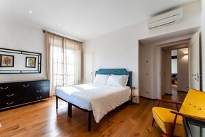 2 bedrooms, in-room safe, desk, iron/ironing board