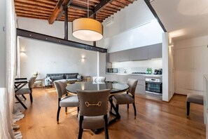 Fridge, microwave, oven, stovetop - At Home Apartments Santa Croce in Florence (Firenze)