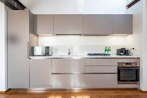 Fridge, microwave, oven, stovetop - At Home Apartments Santa Croce in Florence (Firenze)