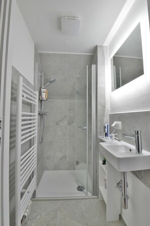 Dusche, Haartrockner, Handtücher, Seife