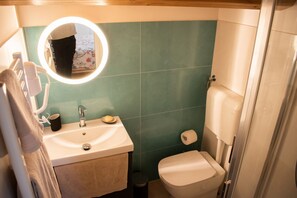 Shower, hair dryer, bidet, towels