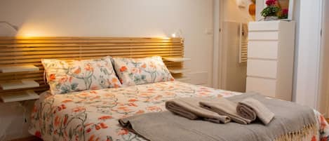 2 habitaciones, escritorio, tabla de planchar con plancha y internet