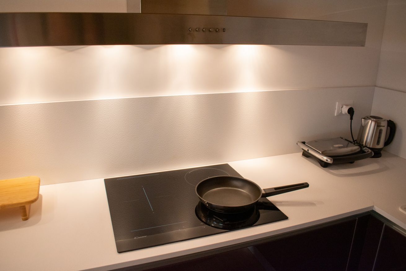 Geladeira, micro-ondas, fogão, cooktop